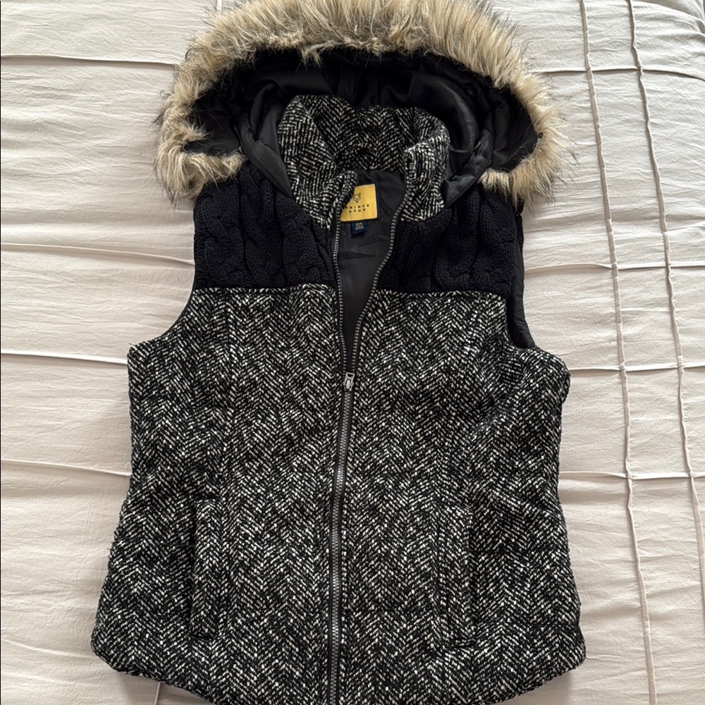Prince & Fox, size Medium, Black and White Hooded Vest with Faux Fur